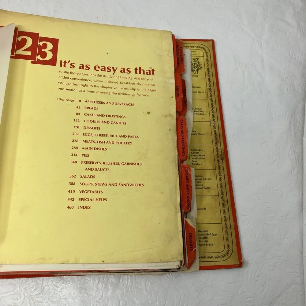 VTG 1973 Betty Crocker's Cookbook  Red Pie Cover 5-Ring Binder FLAWED DAMAGE
